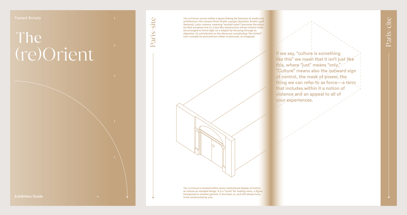 Abbildung des braunen Covers und einer Doppelseite des Ausstellungsguides "The (re)Orient", auf der Doppelseite eine grafische Skizze eines Raumes aus Vogelperspektive mit drei Textblöcken in brauner Schrift