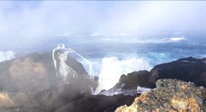 Zeichnung eines weiblichen Körpers in weiß, der sich nach hinten beugt, im Hintergrund Felsen, Wellen und Meer