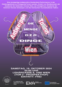 Das Bild zeigt ein Poster mit einem lila bis violettem Farbverlauf im Hintergrund. Im oberen Teil des Posters steht ein kurzer Text in weißer Schrift:
 
„Eine einzigartige kollaborative Garderoben-Performance, mit Kleidungsstücken als Protagonisten, kreiert von Studierenden der Akademie der bildenden Künste Wien, der Königlichen Akademie der Schönen Künste Antwerpen und der Estnischen Kunstakademie Tallinn.“
 
Darunter sind drei riesige Kleiderbügel in der Mitte des Posters dargestellt, die zusammen ein stilisiertes Dreieck bilden. Jeder Bügel enthält den Namen einer Stadt, in großen weißen Buchstaben mit roter Umrandung:
 
- Links steht „Antwerpen“
- Rechts steht „Tallinn“
- Unten steht „Wien“
 
In der Mitte des Dreiecks steht in großen weißen Buchstaben: „Die Menge der Dinge“.
 
Unter den Kleiderbügeln befinden sich die Details der Veranstaltung in weißer Schrift:
 
„Samstag, 19. Oktober 2024
20:00 Uhr
Lehárgasse 8, 1060 Wien
(Tor 2 – Prospekthof)
Eintritt: Frei“
 
Am unteren Rand des Posters befinden sich die Logos der Königlichen Akademie der Schönen Künste Antwerpen, der Akademie der bildenden Künste Wien, der Estnischen Kunstakademie Tallinn und des EU Cofundings.