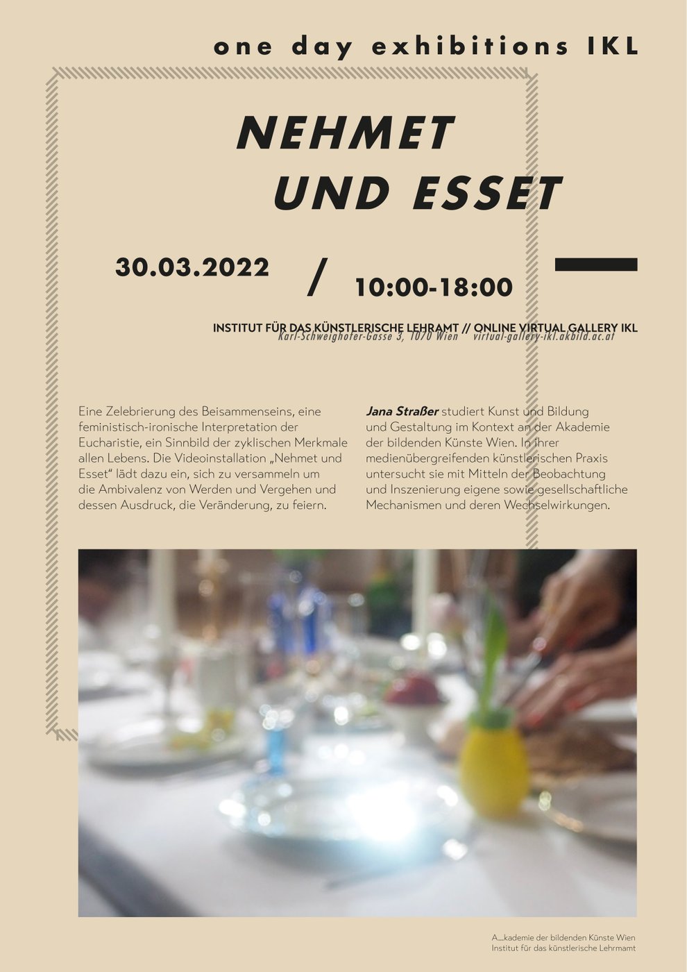 Beiges Plakat mit der Überschrift "Nehmet und Esset" darunter ein Text mit Datum und Uhrzeit, darunter ein unscharfes Foto von einem gedeckten Tisch