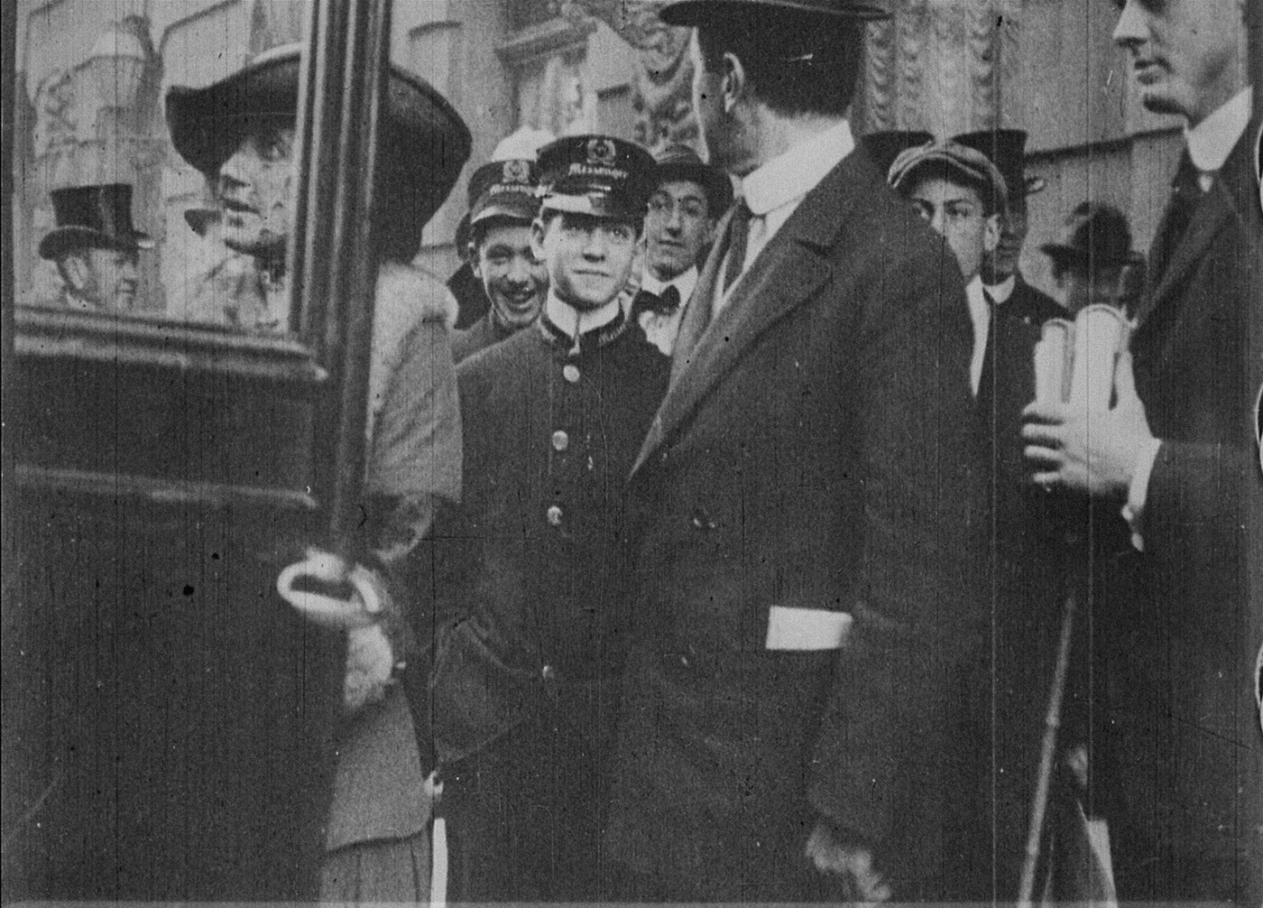 Siegfried Zaworka führt durch die Ausstellung und behandelt Gemeinsamkeiten der divergenten künstlerischen Positionen
 
  Revers de Trompes
 
 hinsichtlich der den Arbeiten zugrunde liegenden Gestaltungskonzepte.


 Vermittlungsprogramm im Rahmen der Ausstellung
 
  
   Revers de Trompe
  
 
 
 von 02.10. - 08.11.2015.