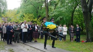 Ting-Jung Chen,
 
  Tigers Gathers (on-road),
 
 2018/20, 22 Min.
 
 Ekaterina Shapiro-Obermair, Alexandra Wachter,
 
  de fac-to,
 
 2018, 32 Min., Ukrainisch, Russisch, Englisch mit englU


 Gesamtdauer ca. 80 Min., anschließend Gespräch mit den Filmemacherinnen, geführt von Kunsthistorikerin und Kunsttheoretikerin Rose-Anne Gush (in Englisch)
 


 Eine Veranstaltung in Kooperation mit dem Blickle Kino / Belvedere 21