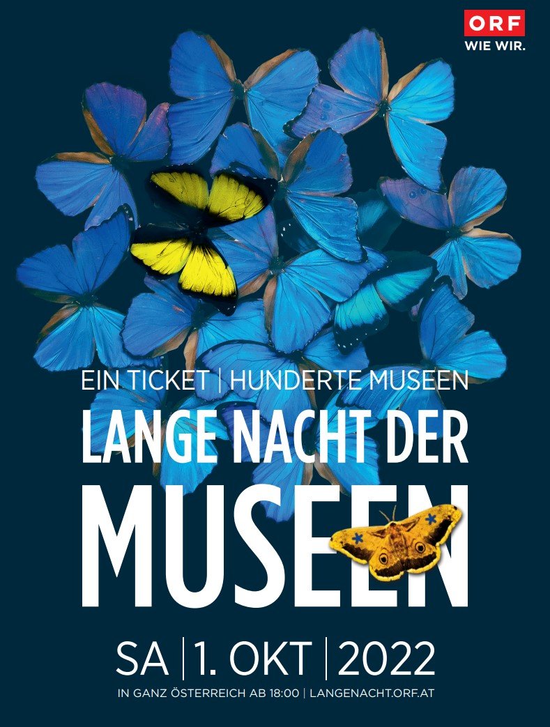 ein gelber Schmetterling vor vielen blauen Schmetterlingen