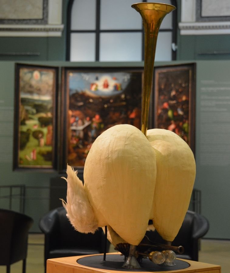 Einblick in den Bosch-Saal der Gemäldegalerie der Akademie der bildenden Künste Wien mit einem Vogel von Sjon Brands, 2017 © Sjon Brands