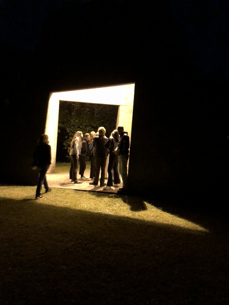 Fotos von den besuchten Kunstwerken in der Landschaft mit Studierenden, deren Untersuchungen und Zeichnungen.