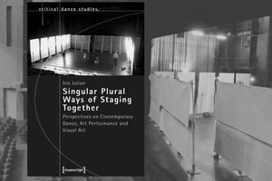 Fotomontage in Schwarz-Weiß im Querformat mit links Cover des Buches „Singular Plural Ways of Staging Together“ von Iris Julian. In dessen oberen Bereich ist das Foto einer Bühne mit vier Personen integriert, darunter finden sich die Angaben zu Autorin, Titel und Verlag. Eingebettet ist das Cover in eine Aufnahme der Probearbeit des Stücks „Reportable Portraits“ (2007), initiiert von Deufert &amp; Plischke (courtesy: Deufert &amp; Plischke). Links sind die ersten Stuhlreihen des Zuschauerraums zu sehen, rechts das aus Stellwänden bestehende Bühnenbild.