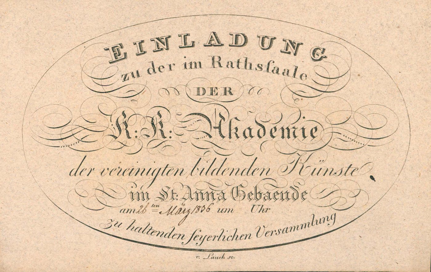 Einladungskarte, gedruckt, schwarz auf gelblichem Papier. Der Text in reich verzierter Schrift, verschiedene Schrifttypen, teilweise Lateinschrift, teilweise Fraktur, in einem ovalen Feld, umrandet. 