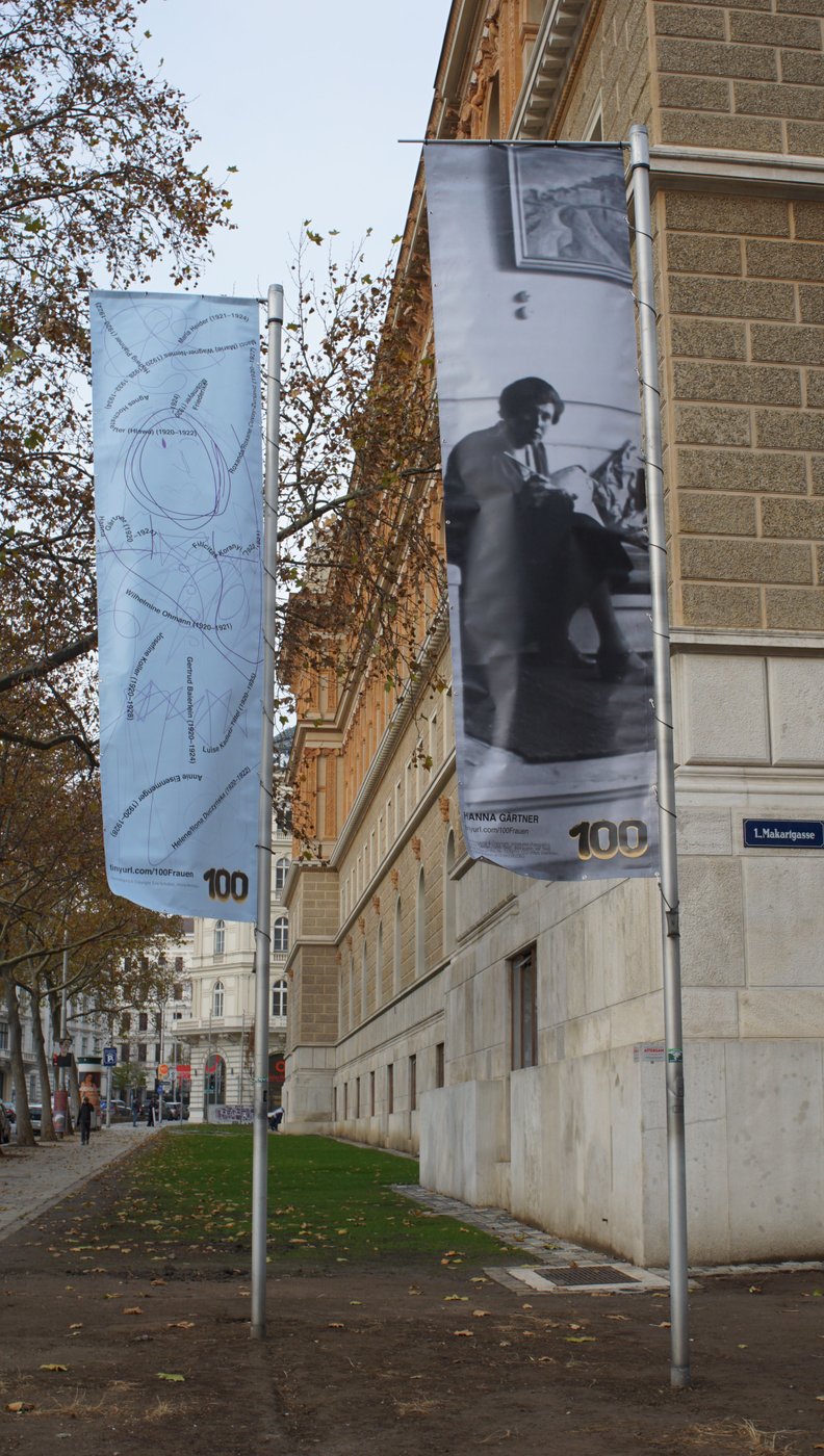 Mit diesen drei Fahnen erinnern wir an die Pionierinnen des Kunststudiums an der Akademie und geben ihnen einen Platz in unserem kollektiven Gedächtnis. Die Konzeption der Ausstellung stammt von Ingrid Schacherl, Koordinationsstelle Frauenförderung I Geschlechterforschung I Diversität, die künstlerische Gestaltung von Vitória Monteiro(1).