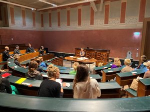 Studierende bei Studieninfo im Anatomiesaal am Schillerplatz