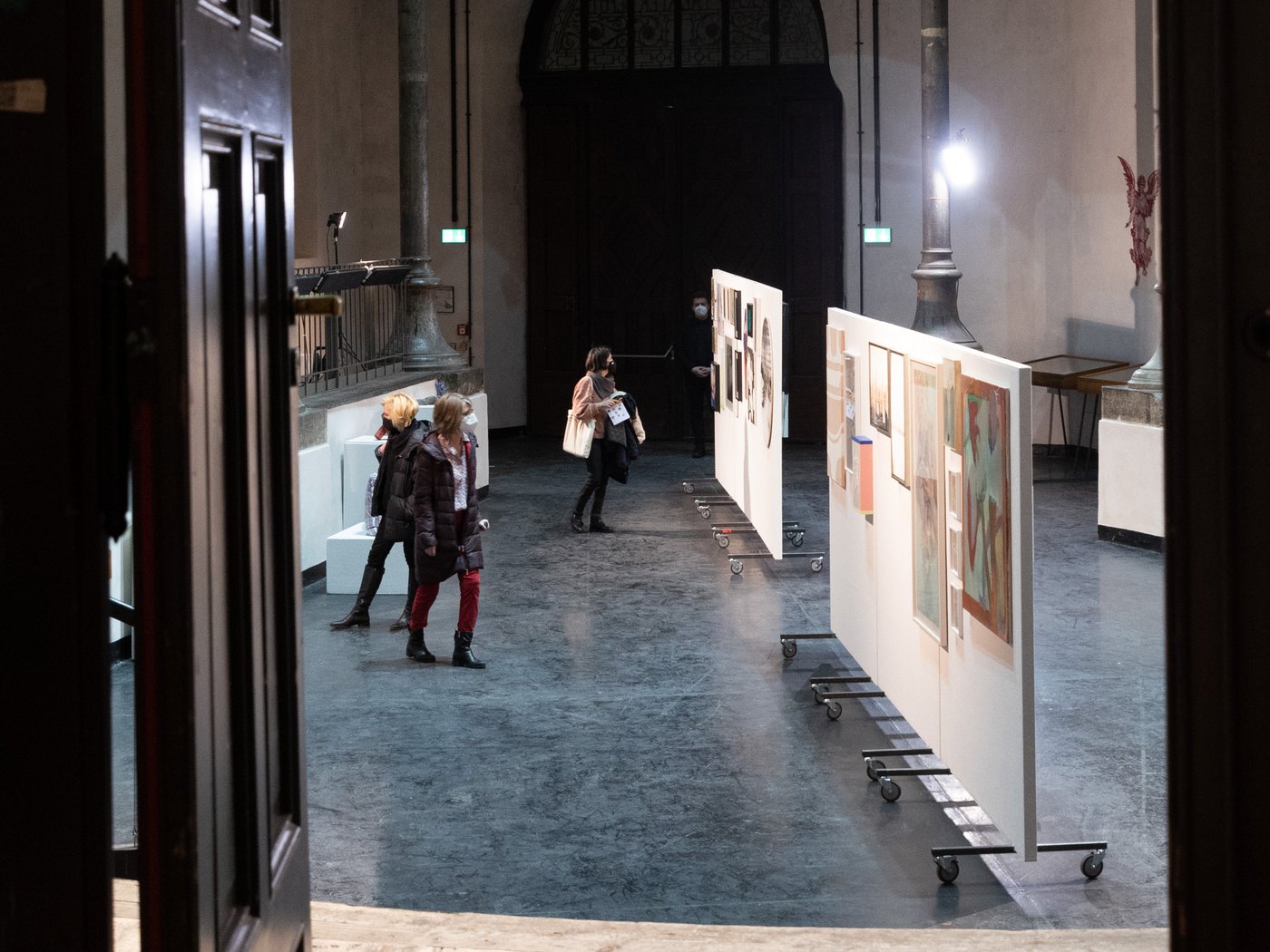 Personen bei der Werkpräsentation der Akademie Auktion im Atelierhaus