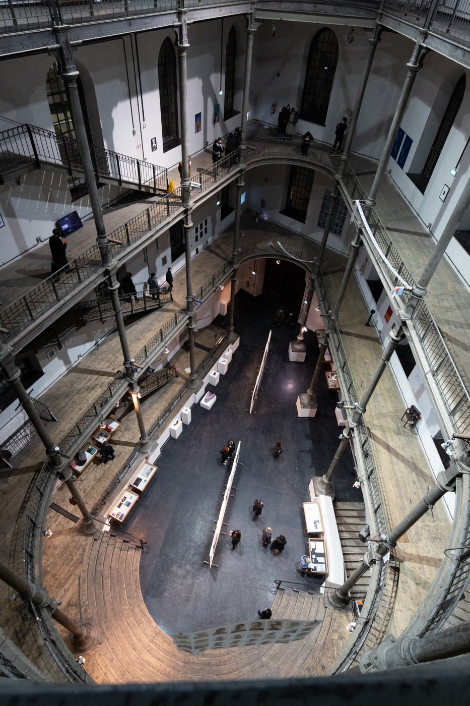 The pear-shaped prospect hall with its three-story gallery over 3 floors. The picture was taken from the very top, which makes the hall look very high. A few people down in the room look all the smaller.